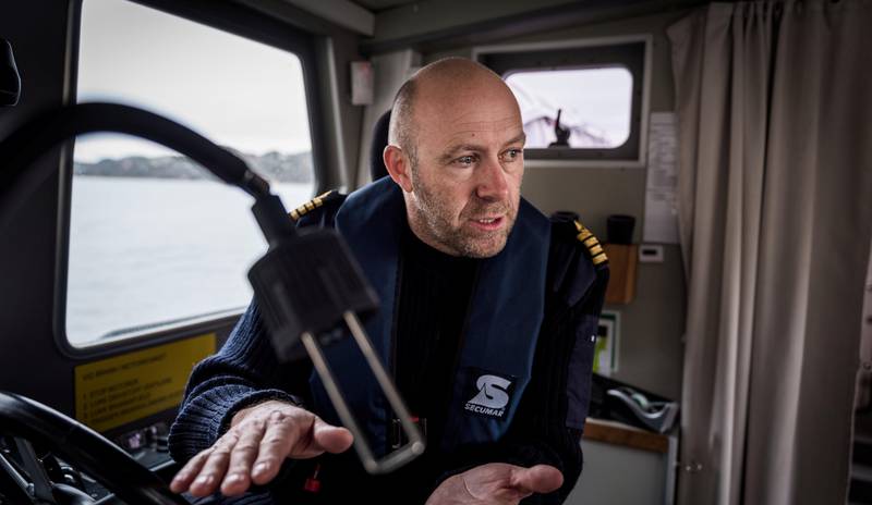 Viser vei: Bjørn Einar Krane fra Forsvarsbygg frakter Dagsavisen med båt ut til øya.