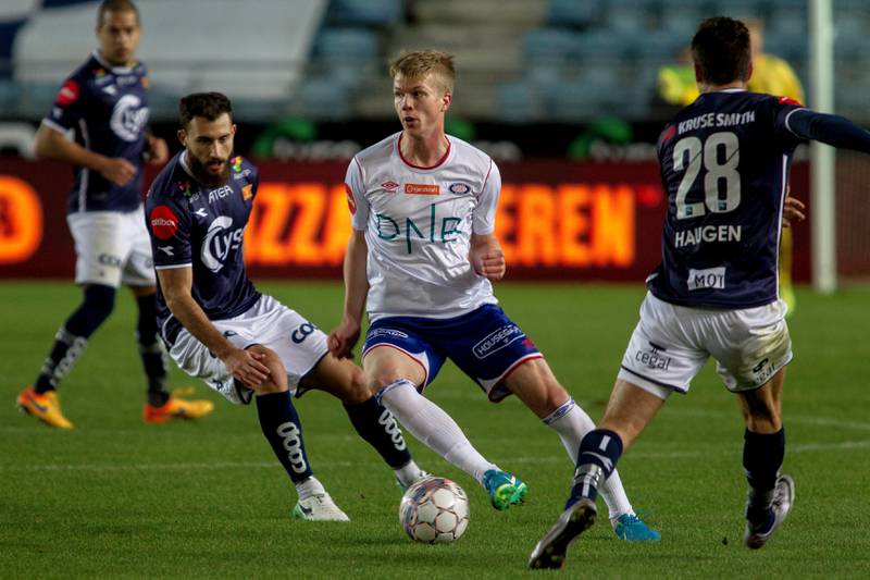 Samuel Kari Fridjonsson får en stor arbeidsoppgave på Vålerengas midtbane.