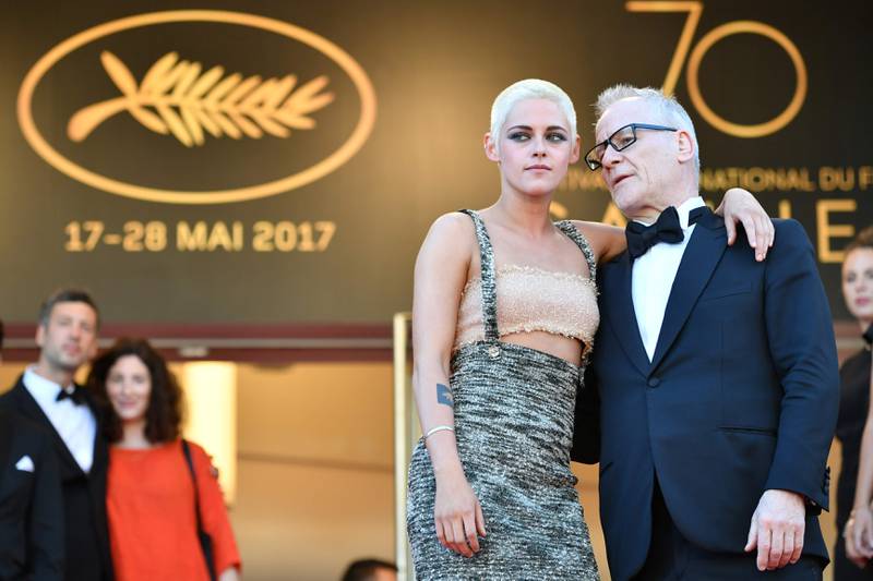 Kristen Stewart og Cannes-festivalens mektige sjef Thierry Fremaux på trappen foran festivalpalasset.