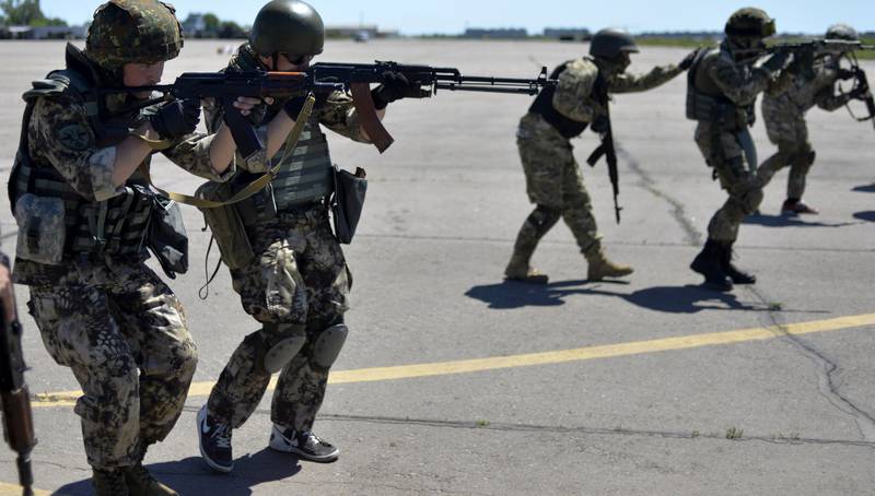 Ukrainske soldater deltar i militærøvelse i nærheten av Mariupol mandag. FOTO: NTB SCANPIX