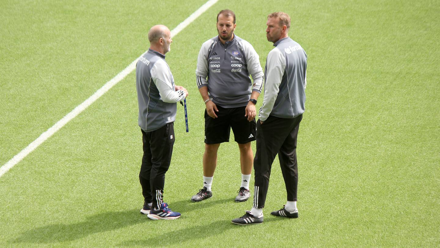 Vålerenga-trener Geir Bakke diskuterer flittig med sine assistenter David Ribeiro og Jan Frode Nornes på treningsfeltet.