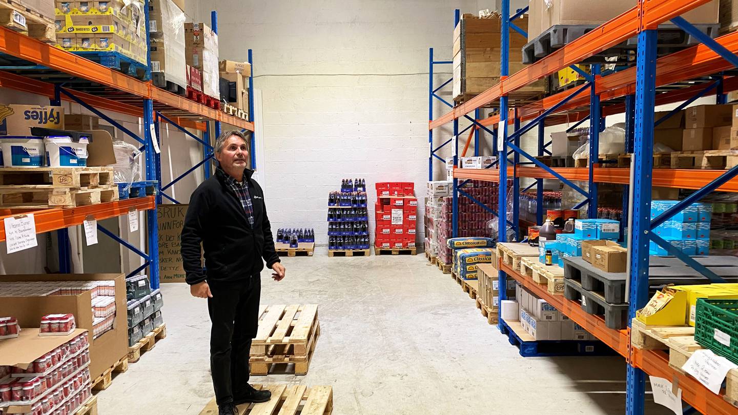 Tor Jan Bredenbekk på lageret til Matsentralen Rogaland i Hoveveien i Sandnes. Hver uke henter 55 organisasjoner mat herfra.