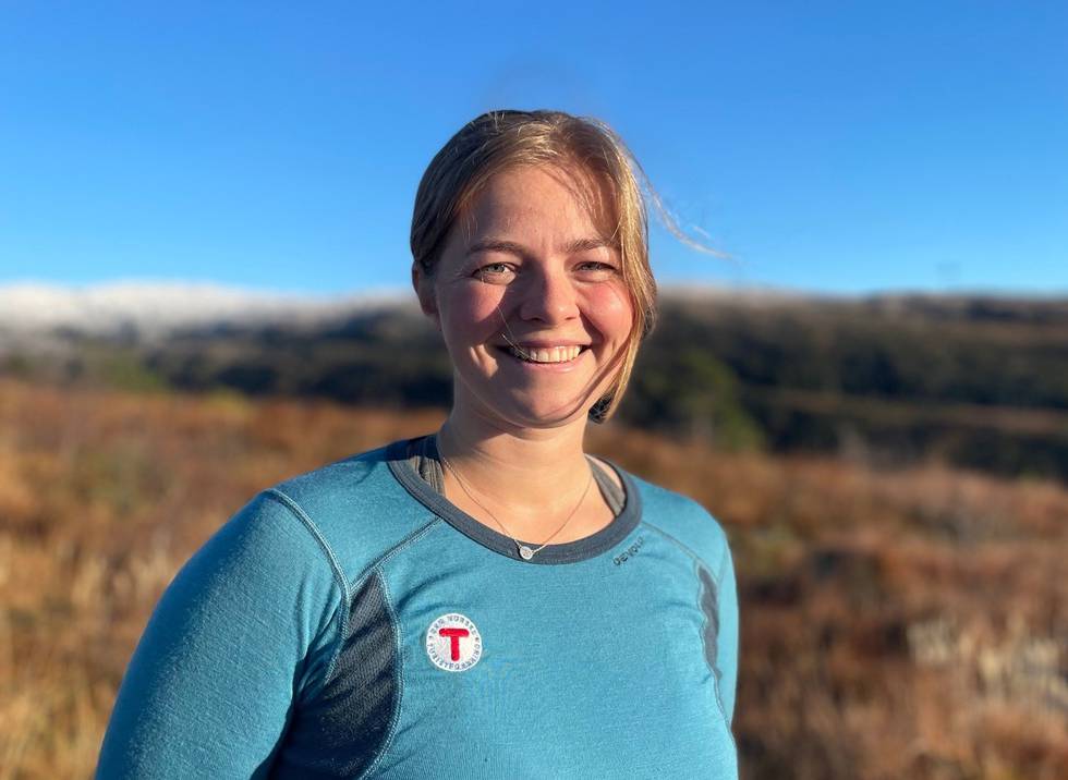 Anna Nes (24) er leder i DNT Ung, Den norske turistforeningens ungdomslag. Hun slår et slag for brukte klær, og lar seg ikke friste av «Black Friday»-tilbud.