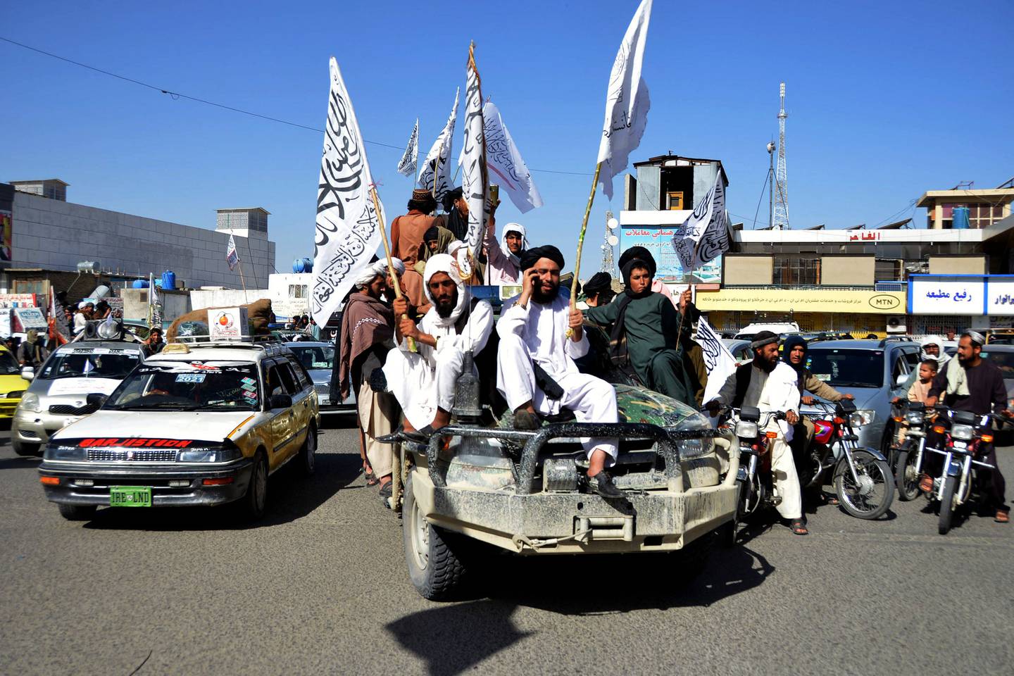 Taliban og støttespillere holdt onsdag en parade for å markere årsdagen for amerikansk tilbaketrekking.
