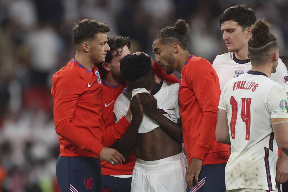 Bukayo Saka trøstes av lagkamerater etter å ha misset det avgjørende straffesparket da England tapte EM-finalen. Foto: Carl Recine, Pool via AP / NTB