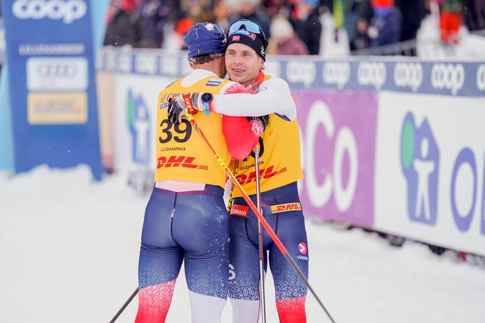 Simen Hegstad Krüger (til høyre) og Hans Christer Holund gir hverandre en klem etter 15 km friteknikk for menn under verdenscupen i langrenn på Birkebeineren skistadion lørdag. Foto: Fredrik Varfjell / NTB