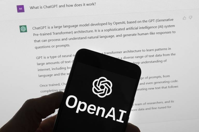 ChatGPT er en kunstig intelligens-basert tekstgenereringsmodell skapt av selskapet OpenAI. Den er trent ved hjelp av en teknikk kalt «maskinlæring» på et stort datamateriale. Dette gjør at den kan generere tekst som ligner på menneskers skriving.