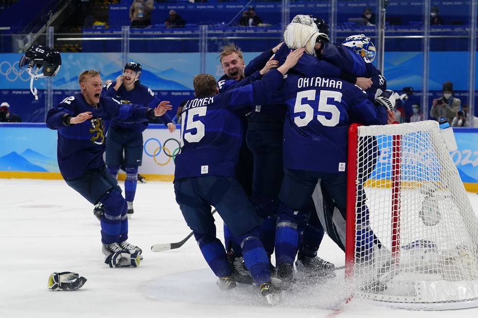 Finsk jubel etter at OL-finalen mot russerne er avgjort søndag.