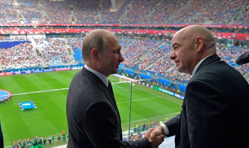 Vladimir Putin og FIFA-sjef Gianni Infantino er sammen på prøve-VM i Russland.