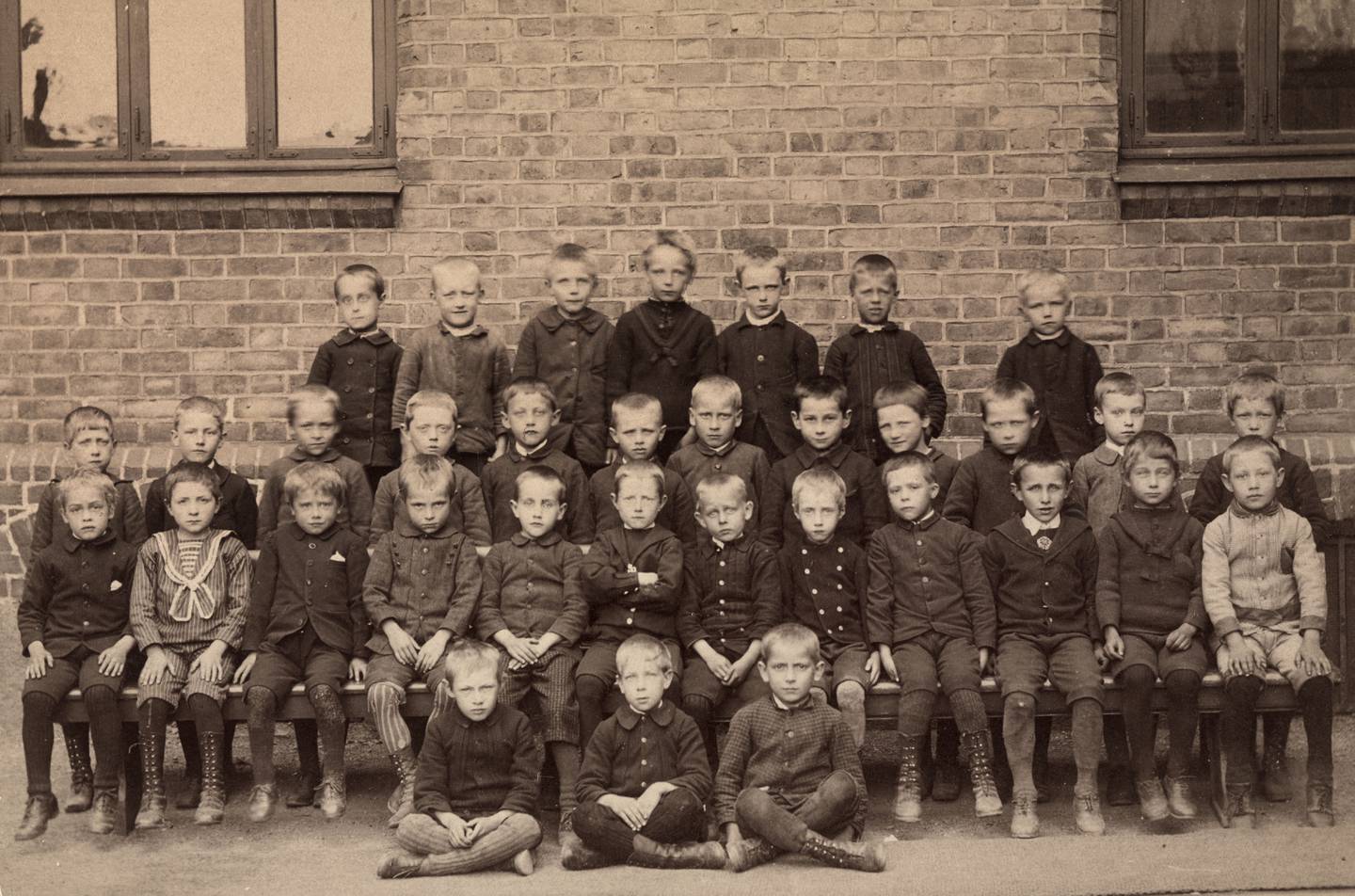 Med folkeskoleloven av 1889 skulle all straff med spanskrør eller ris begrunnes og bevitnes av to voksne. En klasse ved Tøyen skole i 1888.