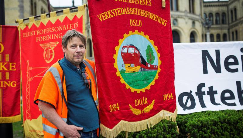 STREIKET: Tirsdag streiket blant annet Roald Kristensen i Mantena i protest mot at han kan miste jobben på grunn av jernbanereformen. FOTO: LENE SØRBY NEVERDAL