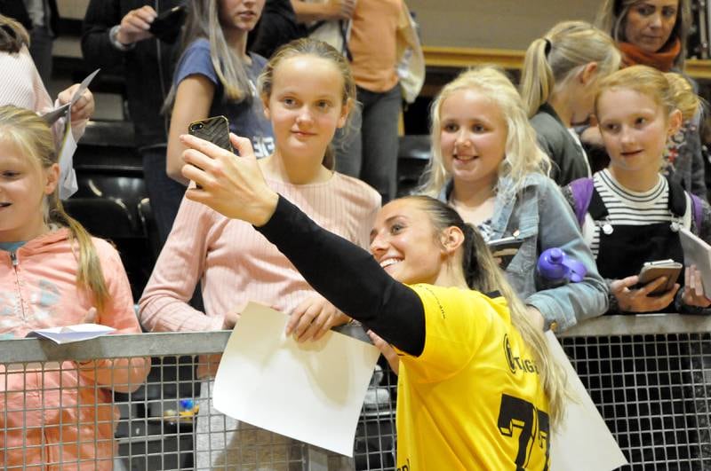 Camilla Herrem tok seg veldig godt tid til fansen etter kampen og sto igjen i lange tider for å stille opp på hver eneste selfie det ble bedt om. På banen gikk det verre. FOTO: ESPEN IVERSEN