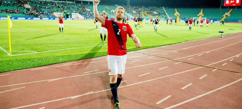 JUBLER: Tom Høgli hilser publium etter seieren i Sofia. FOTO: NTB SCANPIX