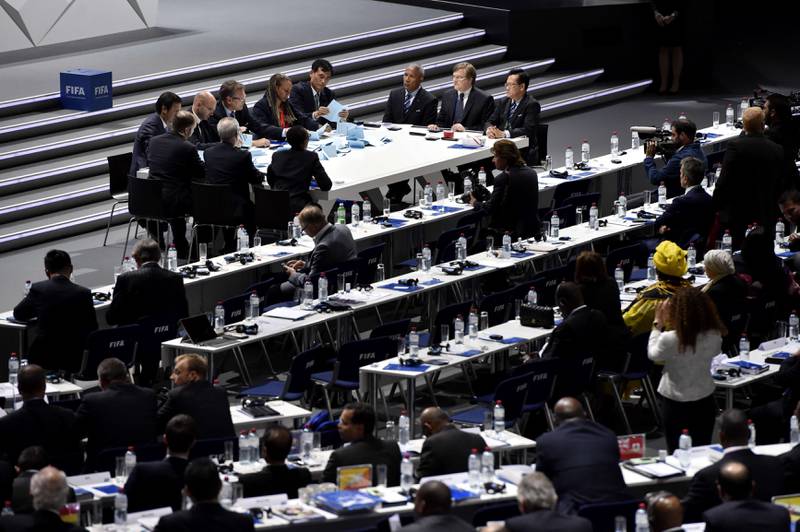 Elleve personer, ti menn og en kvinne, talte opp stemmene foran scenen i FIFA-salen. FOTO: NTB SCANPIX