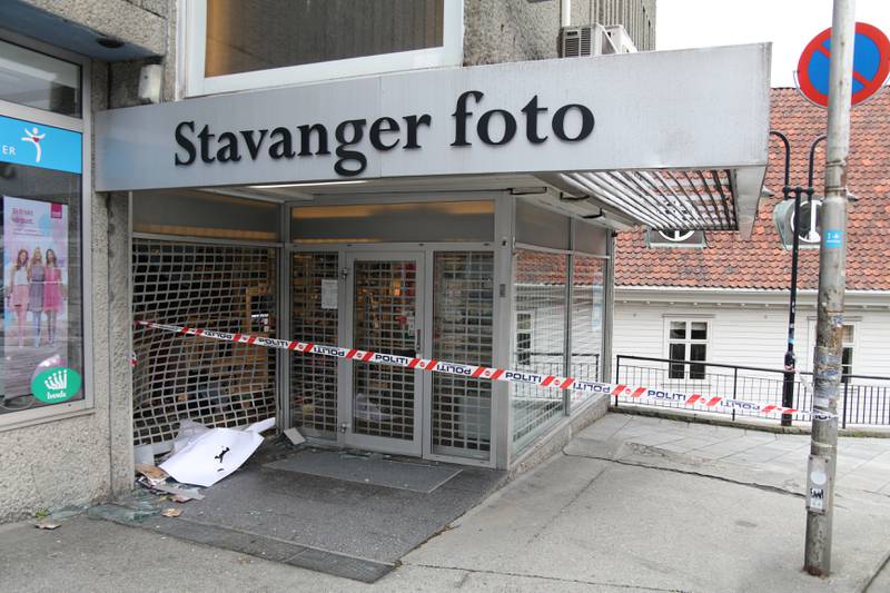 Stavanger Foto ble utsatt for innbrudd natt til mandag. En stjålet bli ble kjørt gjennom inngangspartiet og fotoutstyr for millionbeløp skal være stjålet. Ingen er pågrepet for innbruddet. Foto: Thor Erik Waage