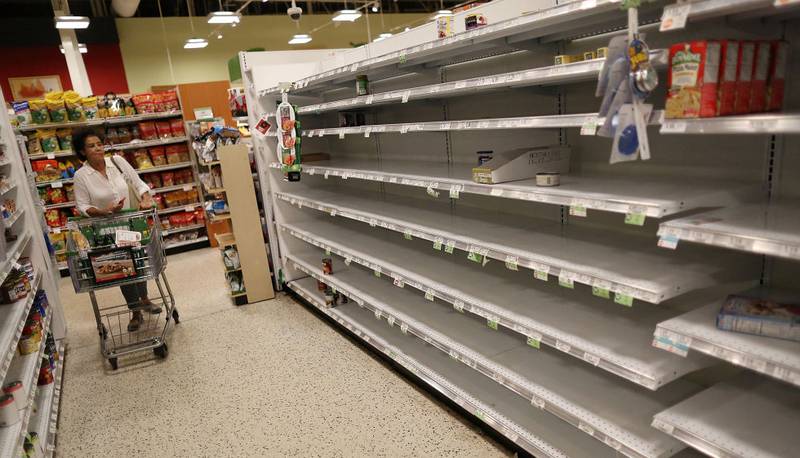 MOT USA: Irma er ventet til Florida i løpet av helgen. I denne butikken i Miami er det flere tomme hyller allerede. FOTO: NTB SCANPIX