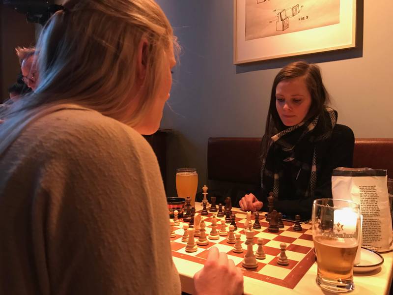 Mette Julie Sønstebø (med ryggen til) og Marielle Lorentzen er blant de mange som har funnet veien til sjakkbaren The Good Knight torsdag kveld.