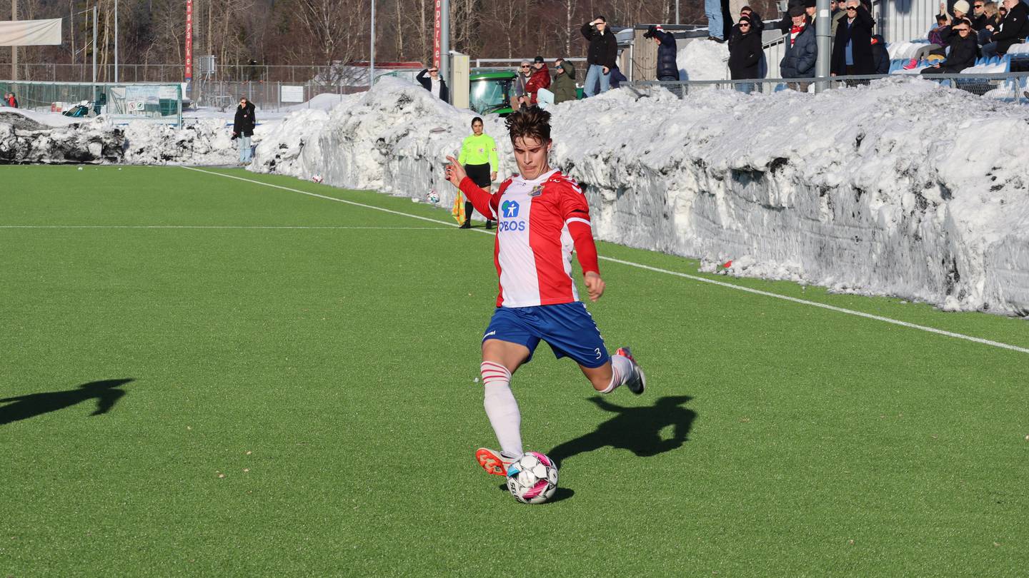Jørgen Vedal Sjøl slo innlegget til Anders Bjørntvedt Olsens 2-1-mål, og fikk med det sin første målgivende i Lyn-drakta.