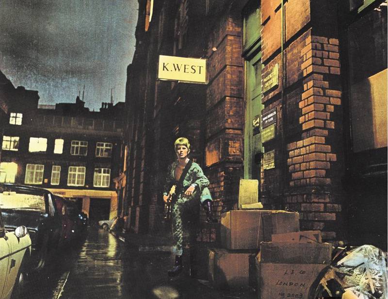 David Bowie på forsida av "The Rise And Fall Of Ziggy Stardust And The Spiders From Mars", albumet som gjorde ham til superstjerne i 1972.
