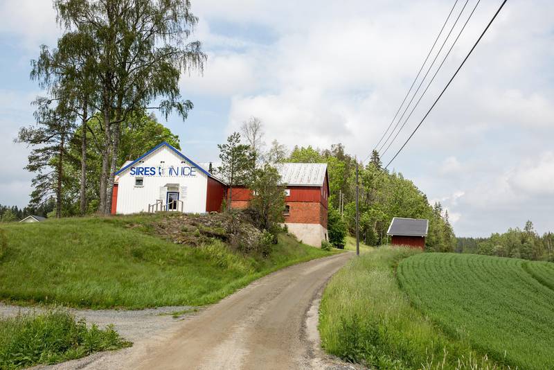 På denne gården i Våler har selskapet Sires on Ice opprettet sin norske base. Selskapet har klinikker over hele verden, inkludert Australia, USA og Ungarn.