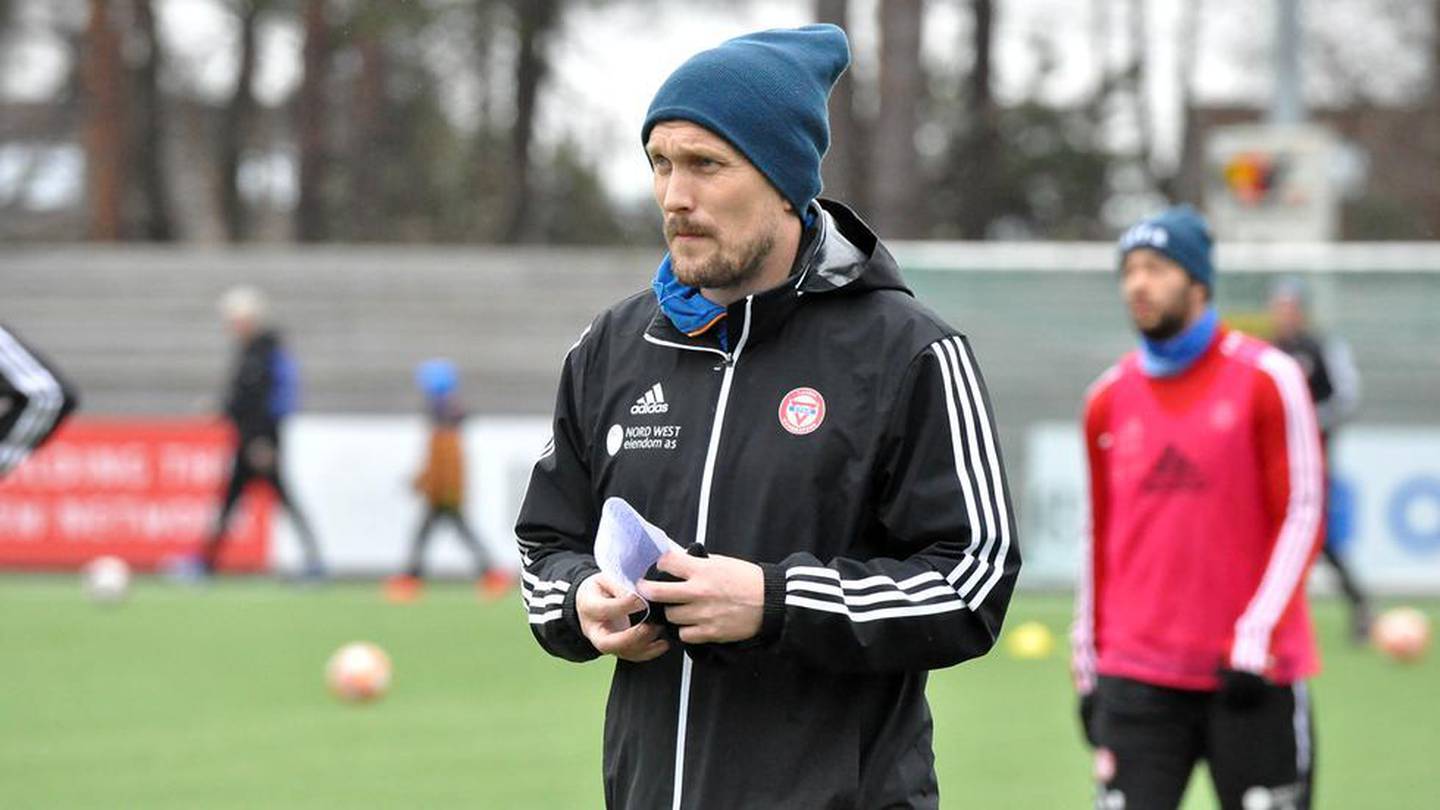 KFUM-trener Jørgen Isnes sier ingen i klubben snakker om et mulig opprykk. – Målet er som før sesongen, å holde plassen i divisjonen, sier han.