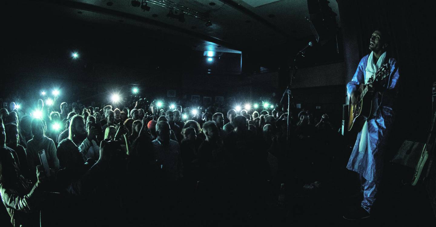 Bombino på Cosmopolite i fjor, da det oppsto den rene magien i et strømløst lokale, kun opplyst av hans eget akustiske gitarspill og publikums egne lyskilder. FOTO: LARS OPSTAD/OSLO WORLD