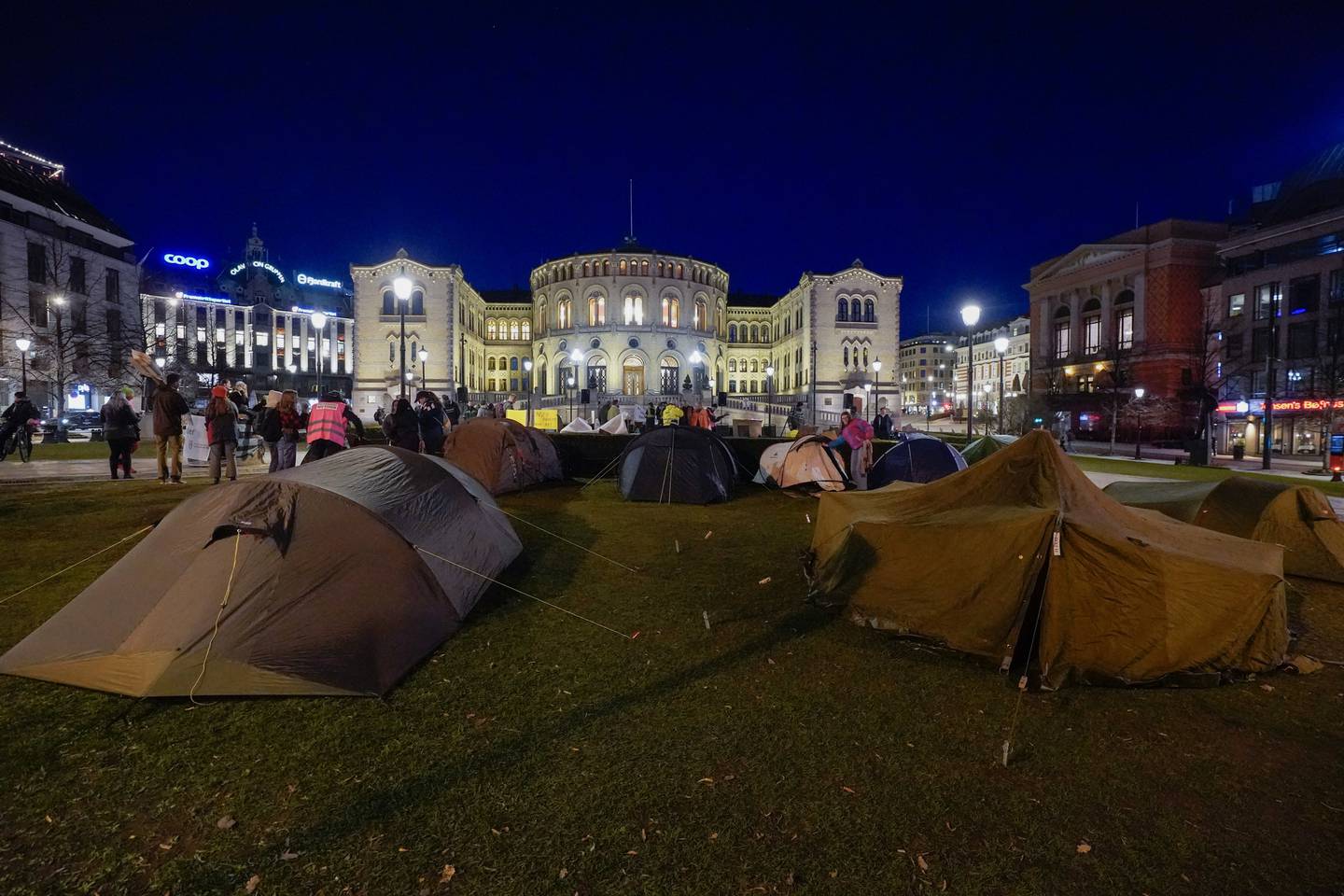 Bønder fra hele landet har slått opp telt utenfor Stortinget for å fortsette demonstrasjonene torsdag.