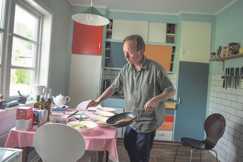 På kjøkkenet er det lite som er modernisert siden Øyvind Hånes overtok huset etter foreldrene sine.
