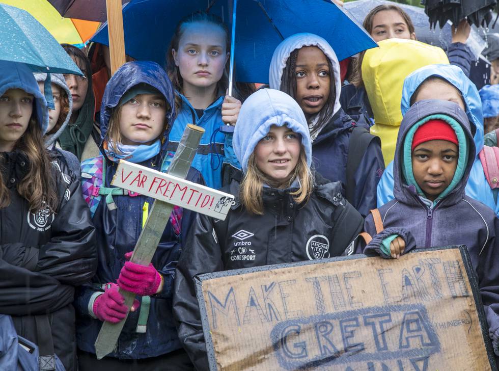 Ungdommer klimastreiker utenfor Stortinget i 2019.