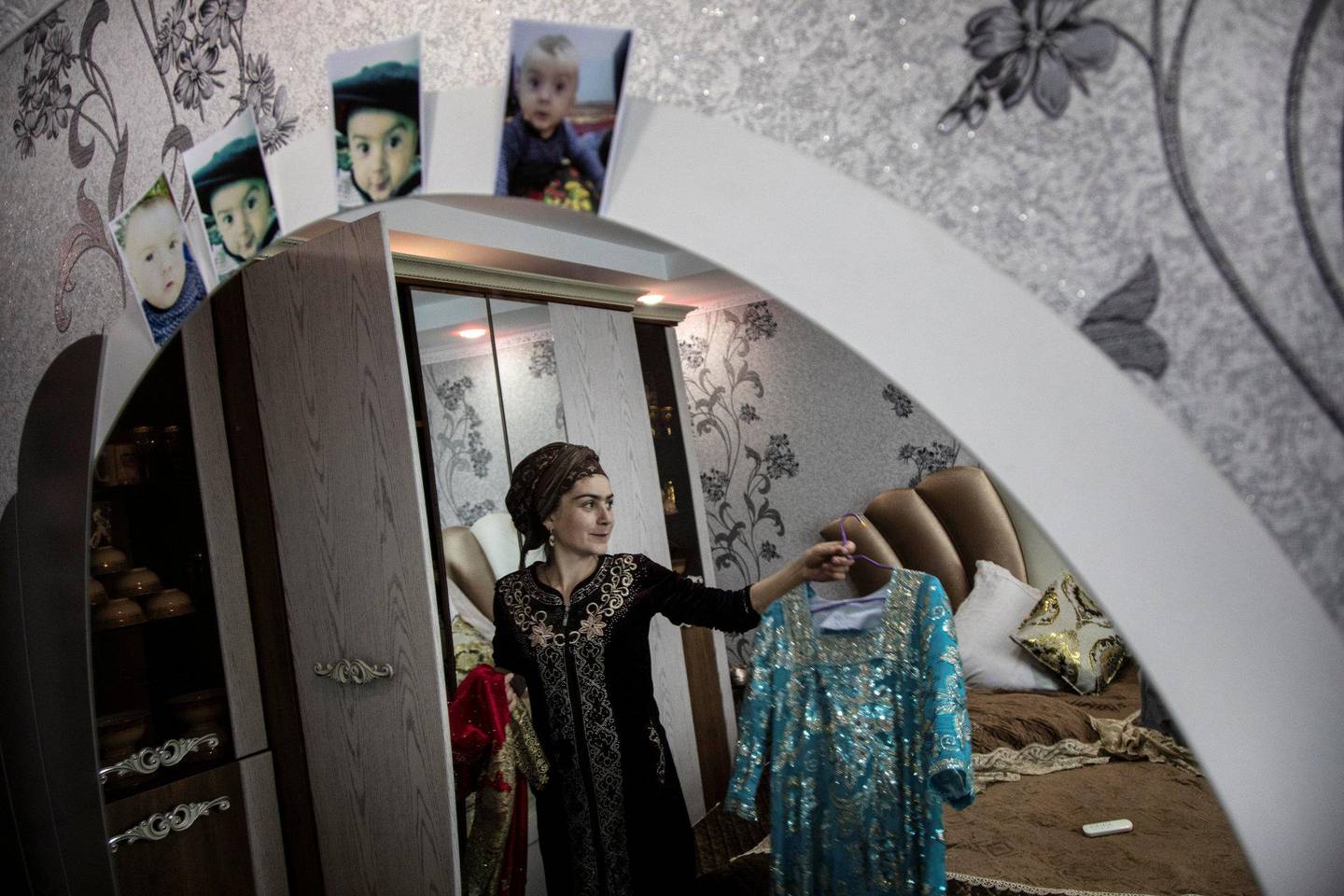 Gravide Fotima drar frem fargerike kjoler. Familiebilder preger hjemme på både den tadsjikiske og den afghanske siden. Kun bilder av mennene i 
familiene får plass på veggen.