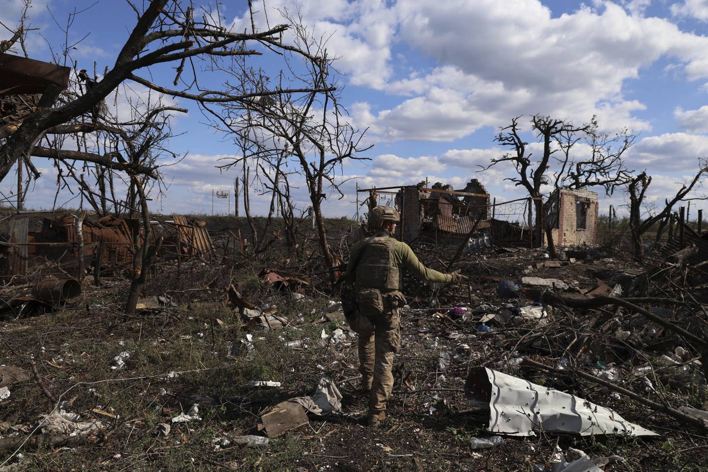 En ukrainsk soldat viser et ødelagt hus ved frontlinjen i Andriivka i Donetsk. En FN-rapport har tidligere slått fast at Russland står bak en lang rekke krigsforbrytelser i Ukraina, inkludert omfattende angrep på sivile og infrastruktur, drap, tortur, voldtekt og annen seksuell vold. Foto: Alex Babenko / AP / NTB