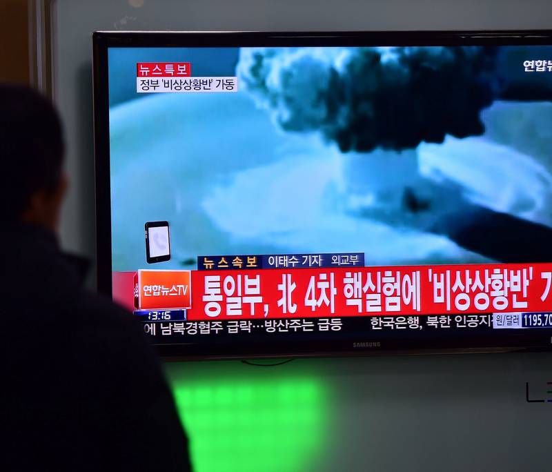 Prøvesprengningen gjør forholdet mellom Nord-Korea om omverdenen enda mer spent. Her ser folk i Sør-Koreas hovedstad Seoul på nyheten på TV. FOTO: NTB SCANPIX