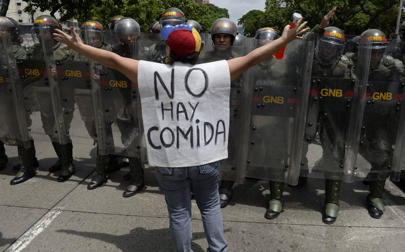 «No hay comida» – det er ikke mat, sier en demonstrant under forrige ukes protester i Venezuelas hovedstad. Inflasjonen nærmer seg 700 prosent, og det er mangel på strøm og mat i landet etter lang tids oljeprisfall.
