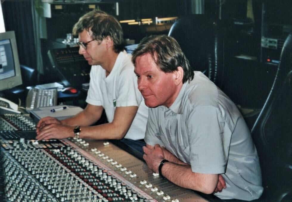 Nils Bjarne Kvam i studio under innspillingen av "Indgo" med New Jordal Swingers i 2001, med kollega Per Sveinsson i bakgrunnen.