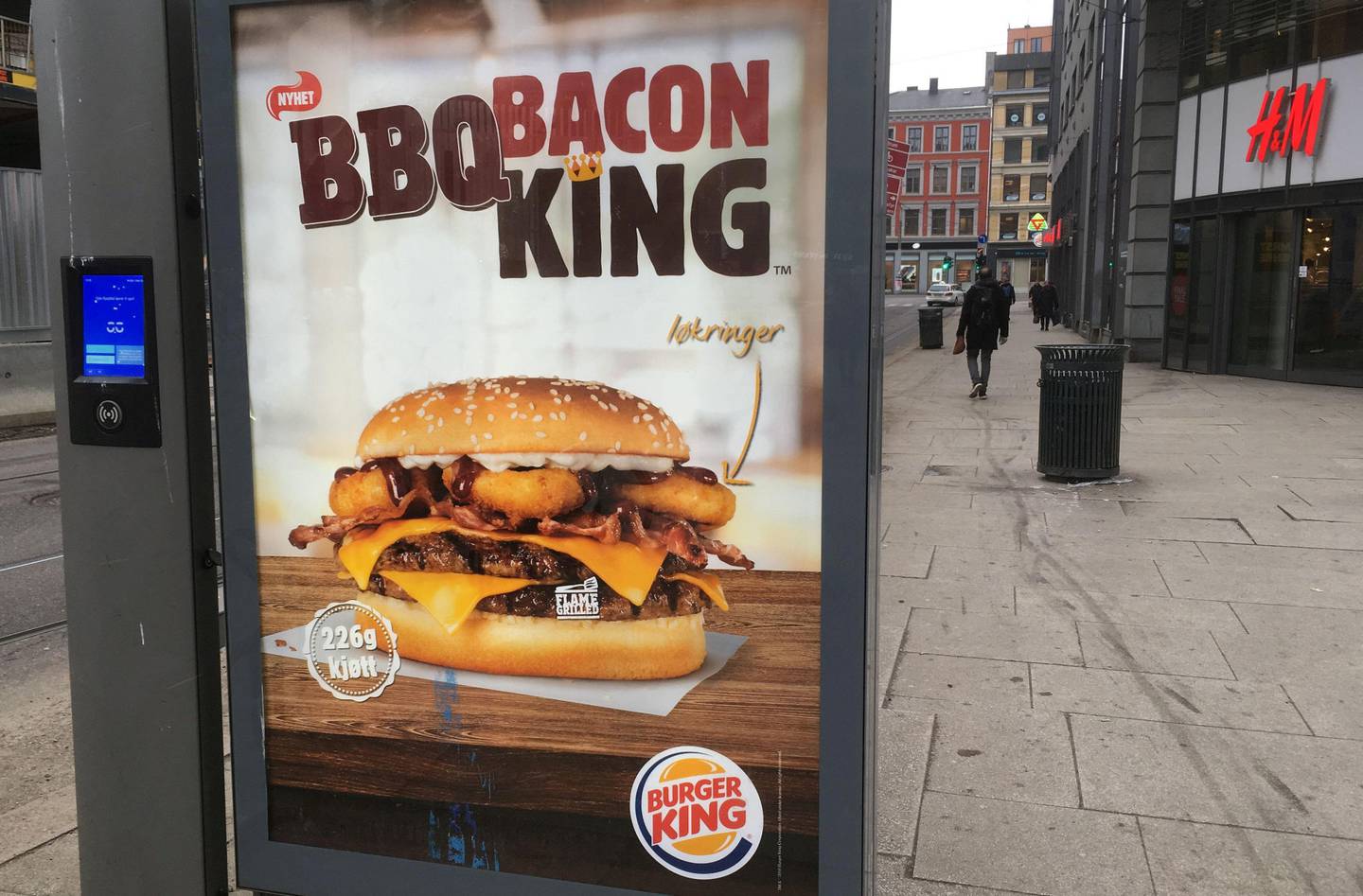 Fristende: Reklamen er laget for å friste. Til høyre ser vi burgeren Dagsavisen kjøpte. FOTO: ESPEN H. RUSDAL