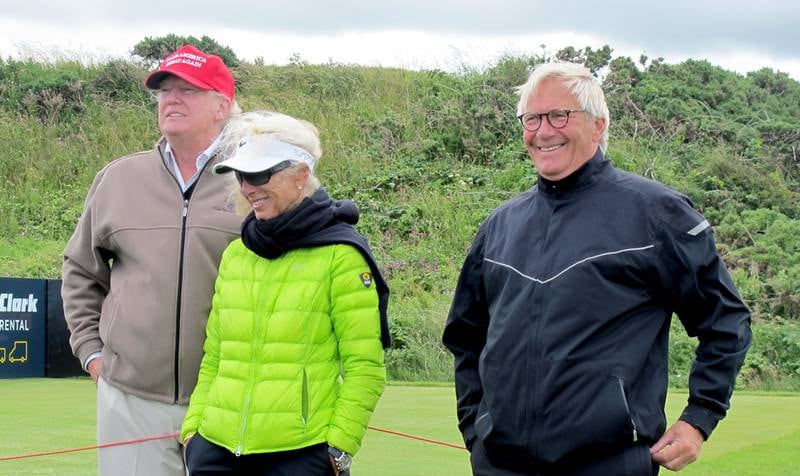 Donald Trump (til venstre) sammen med foreldrene til Suzann Pettersen, Mona Pettersen og Aksel Pettersen under en turnering i 2015.
