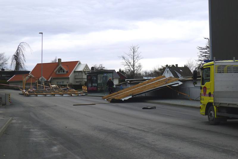 Seks garasjetak blåste av et garasjeanlegg i Godalen onsdag. Foto: Tore Bruland
