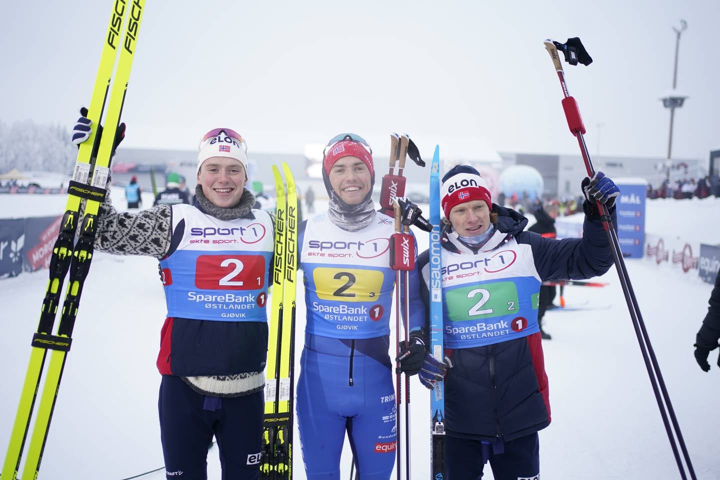 Håvard Moseby (i midten), Edvard Sandvik (t.v.) og David Thorvik fra Kjelsås IL,  jubler etter å ha sikret Kjelsås stafettseieren også i herreklassen.