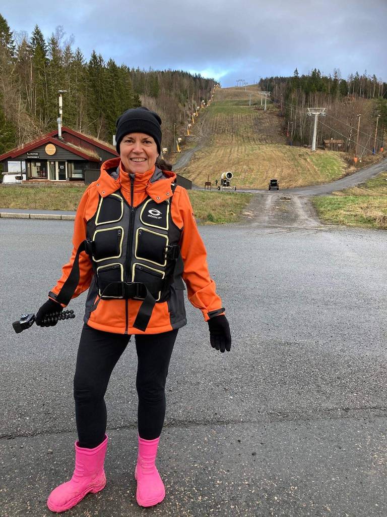 Jenny Jenssen i bunnen av Wyller-løypa i Oslo med 10-kilos vektvest.