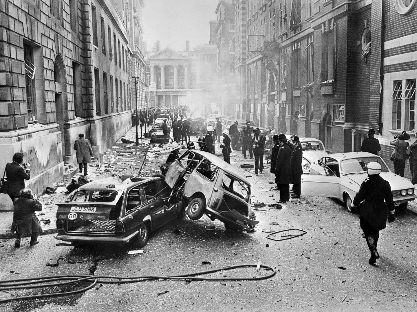 8. mars 1973: Slik så det ut nær Whitehall i London da en av IRAs totalt fire bilbomber den dagen hadde detonert. IRA brukte bilbomber aktivt som våpen i kampen for nord-irsk frigjøring fra Storbritannia.