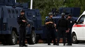 Kamper mellom væpnede menn og politi i Kosovo – rundt 30 menn omringet