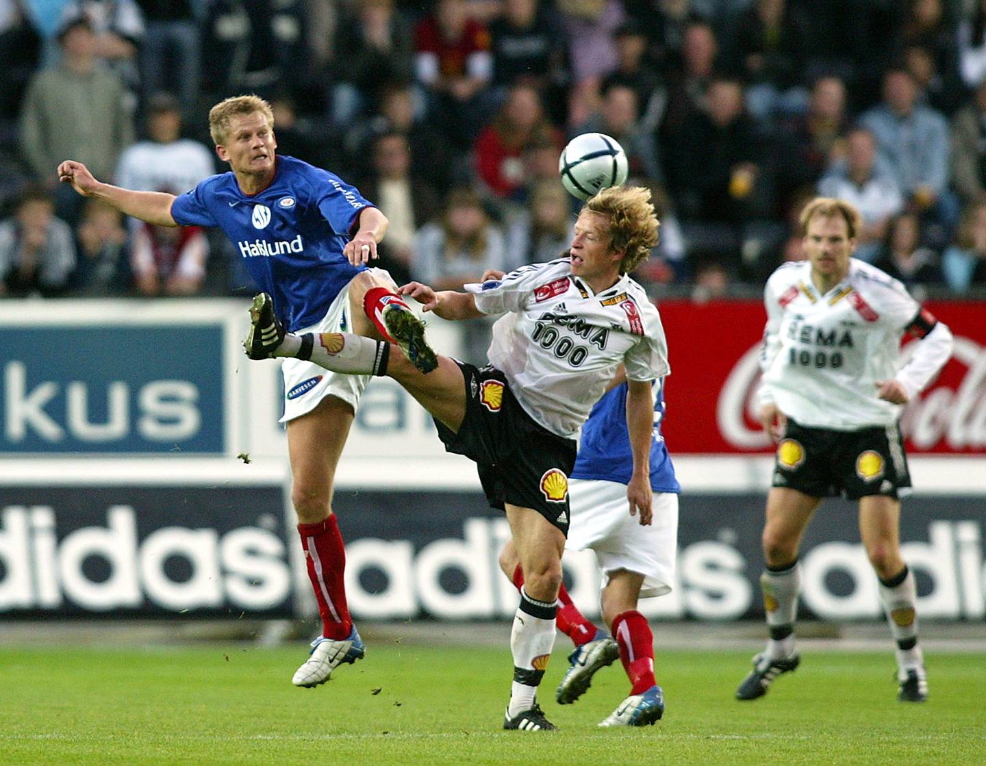 Slik så det ut sist Vålerenga slo Rosenborg i seriekamp i Trondheim. Året er 2004. Steffen Iversen (t.v.) scoret VIFs fjerde mål. Her i duell ,ed Ørjan Berg. Erik Hoftun i bakgrunnen.
