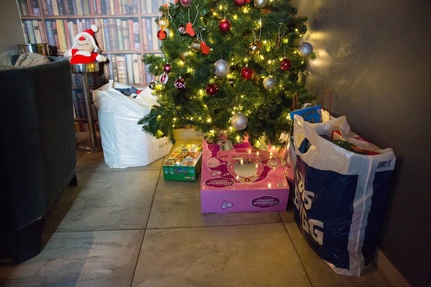 På onsdag hadde det allerede kommet en rekke gaver under juletreet på spisestedet Moments i Moss sentrum.