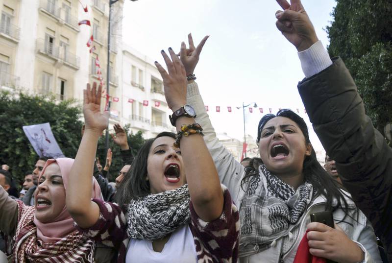 Fem år etter Den arabiske våren protesterer tunisiere på nytt mot myndighetene i gatene i hovedstaden Tunis. Selv om landet har gått i    demokratisk retning, er ikke den økonomiske situasjonen for folk flest blitt bedre. FOTO: SOFIENE HAMDAOUI/NTB SCANPIX
