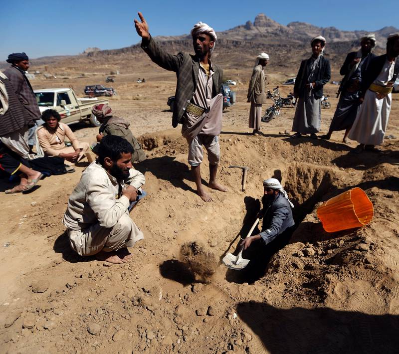 I Jemen skyldes mye av problemene krigen i landet. Her forberedes begravelse etter et luftangrep.