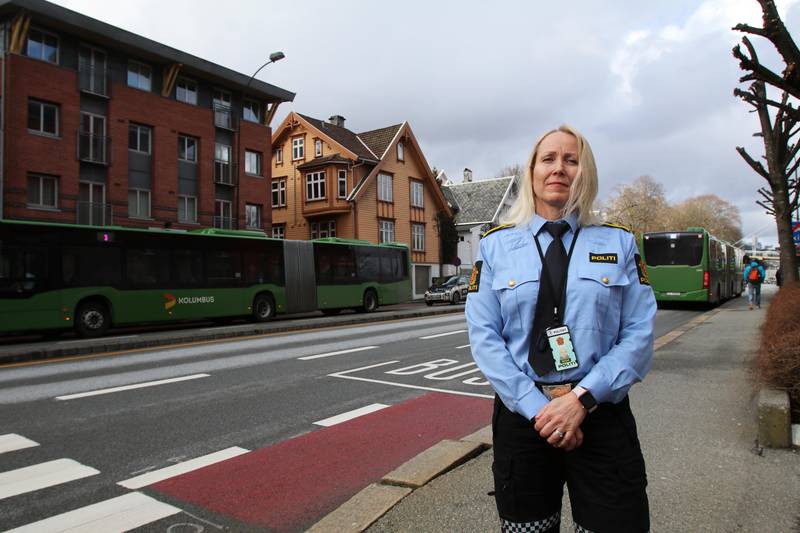 Politioverbetjent Kathrine Rotseth Sæland, leder for forebyggende avsnitt i Stavanger, liker ikke utviklingen der ungdommer raner andre ungdommer. Foto: Arne Birkemo