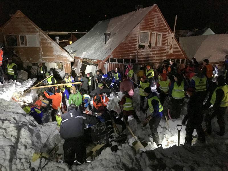 TI HUS: Snøskredet som tok to liv på Svalbard i helga, traff ti hus i Longyearbyen. Et enormt redningsapparat ble iverksatt kort tid eter ulykken. FOTO: NTB SCANPIX