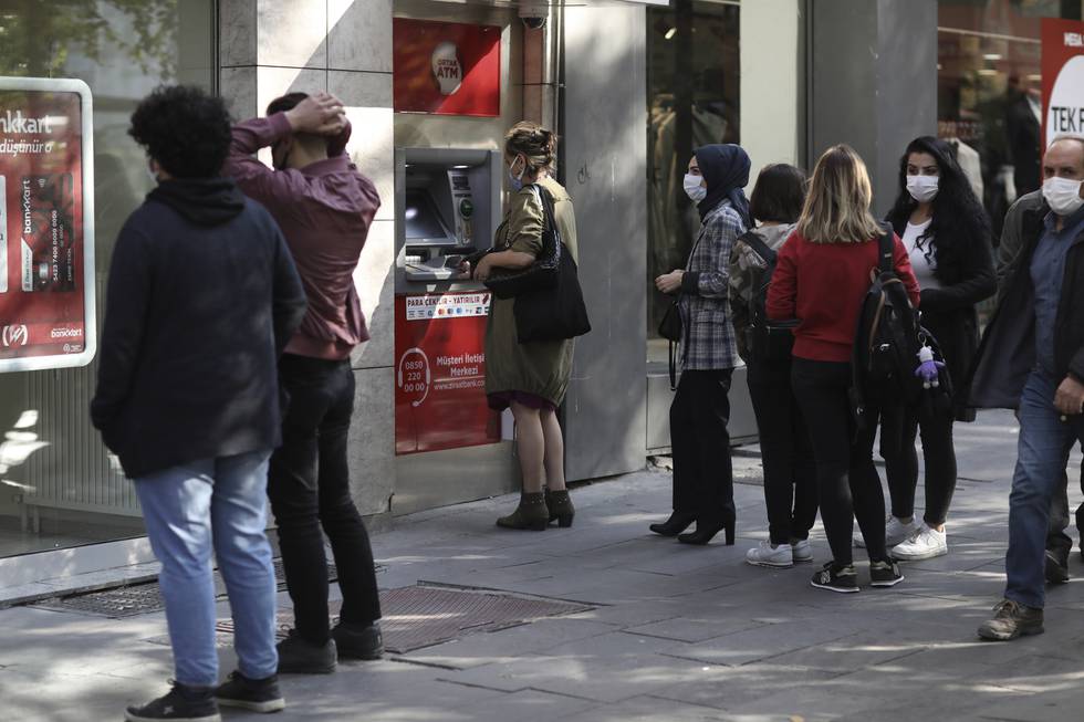 Folk i Ankara står i kø for å ta ut penger. Foto: Burhan Ozbilici / AP / NTB