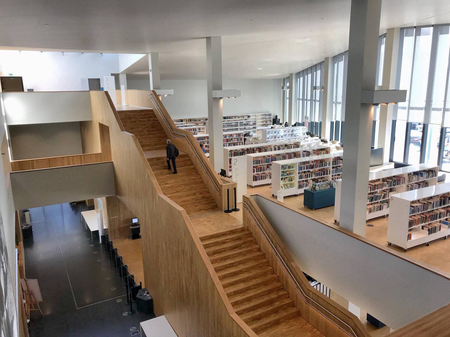 Den nye, luftige og flotte biblioteket i Stormen er et godt sted å være.