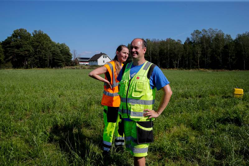 Arkeologene Sigrid Mannsåker Gundersen og Christian Løchsen var mandag på plass i Halden kommune der de håper å finne et vikingskip.